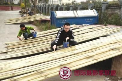 工作室装修用的防腐木刷漆。