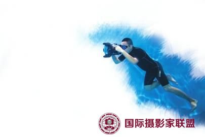 罗川正在水下拍摄。