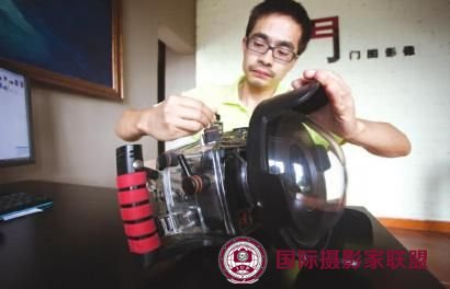 给相机安装防水罩，为水下摄影做准备。