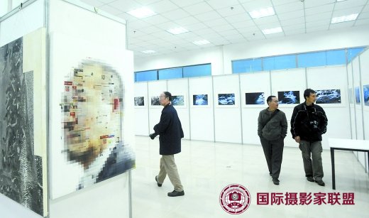 摄影爱好者和市民观看24届全国摄影艺术展览获奖作品重庆巡回展。